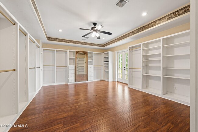 Building Photo - 300 Oak Hollow Dr