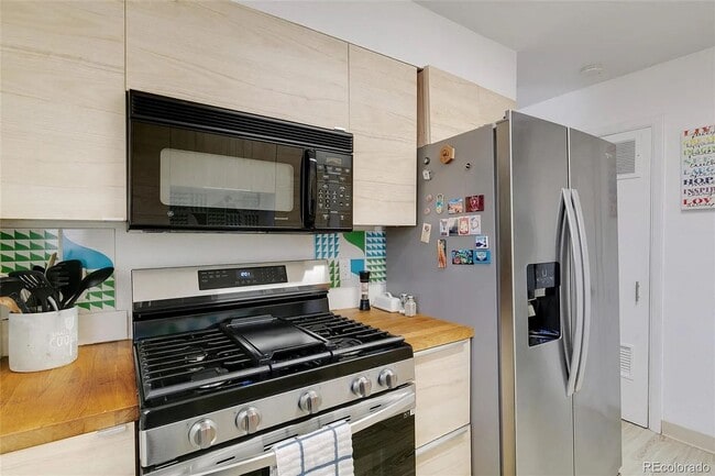 Building Photo - Westminster Townhome