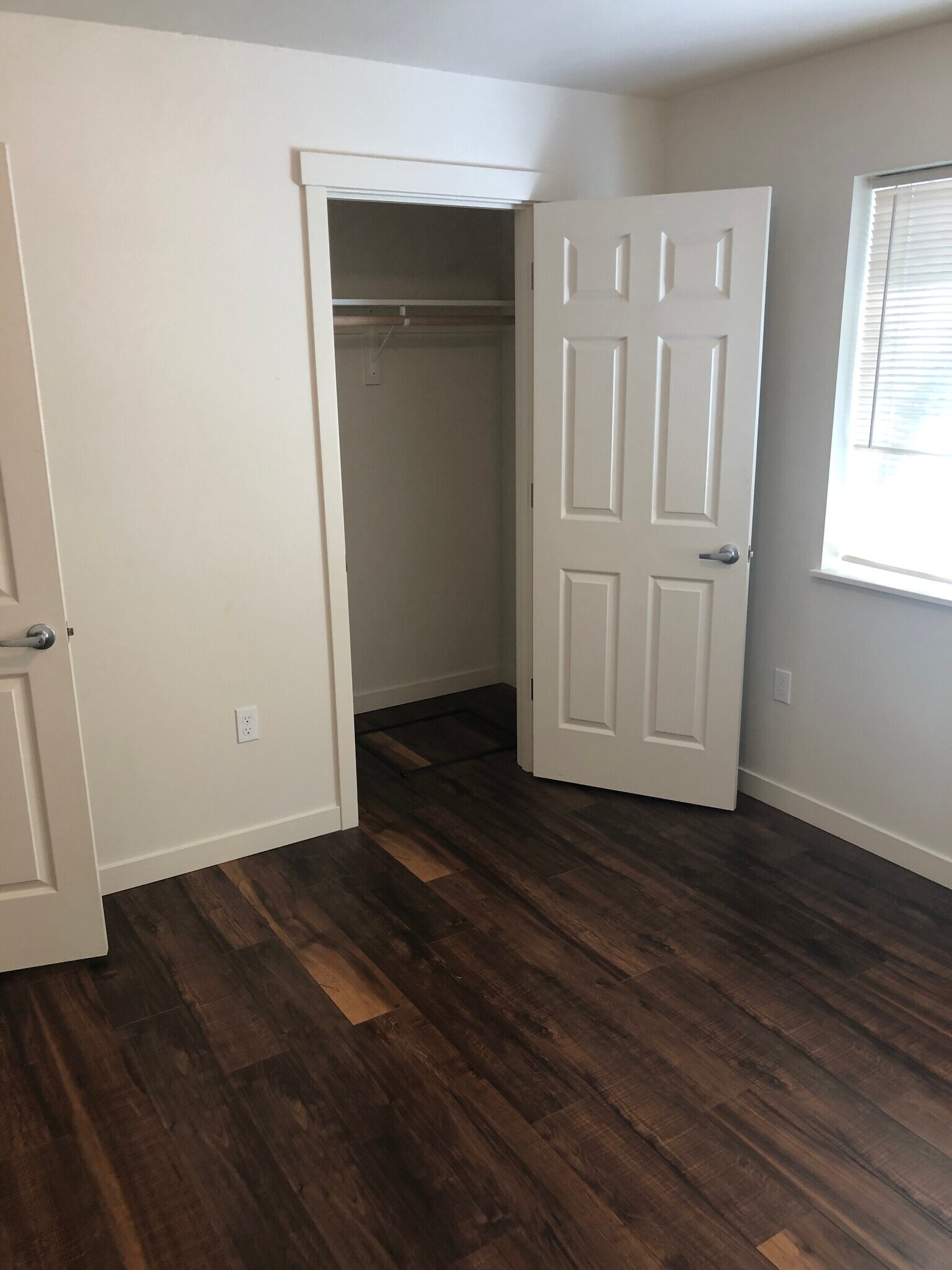 Building Photo - 909 W 4th Ave