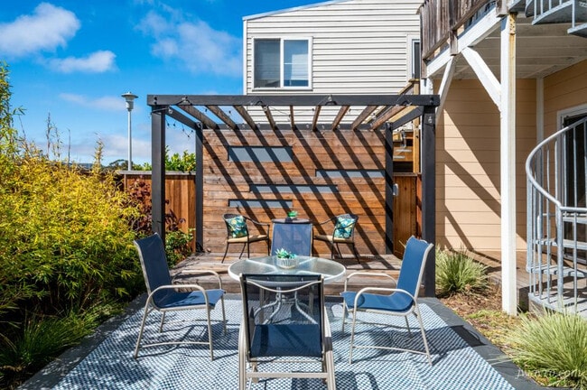 Building Photo - 327 Arlington St