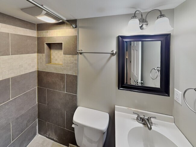 Building Photo - Lantern Square Apartments-B5
