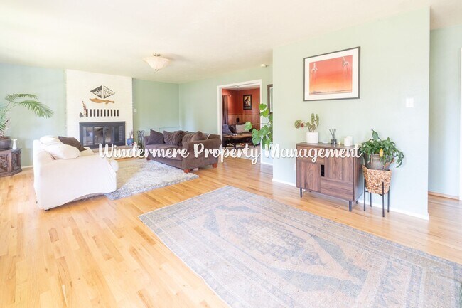 Building Photo - Peaceful and bright 3 bed in Kingston, walk to ferry, with Dry Sauna!