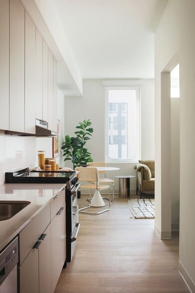 Building Photo - 1529 N Fremont