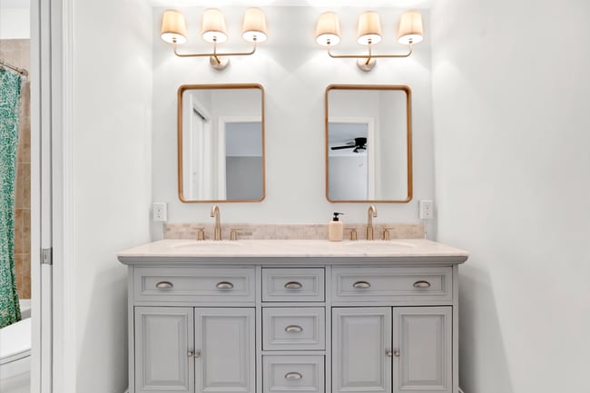 Building Photo - Innerarity Point Living at an Affordable Cost!