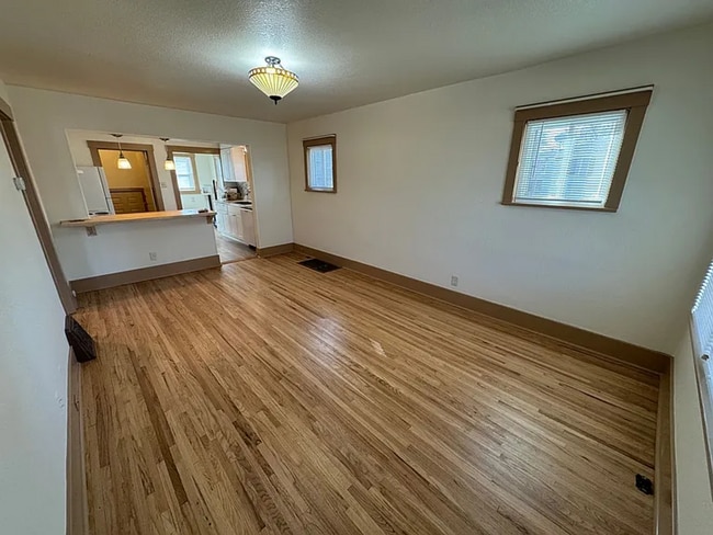Building Photo - 4 bedroom 2 bathroom home!