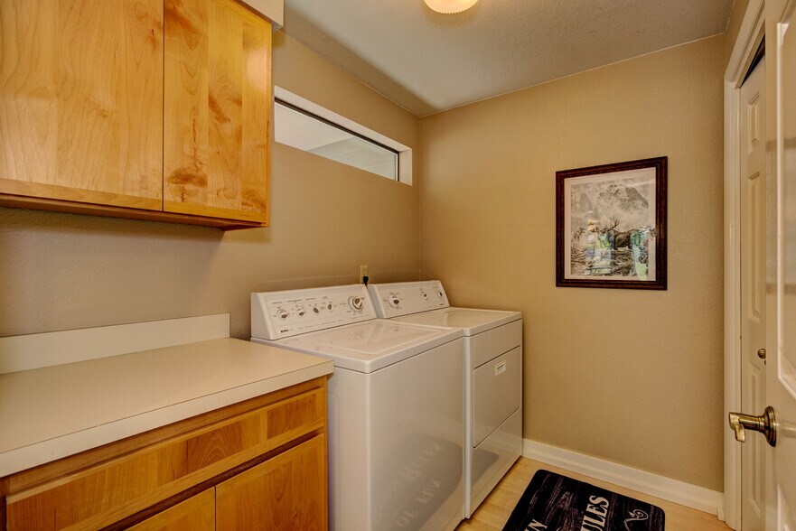 large laundry room - 1923 S Teal Ln