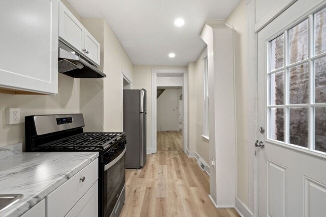 Building Photo - Newly Renovated 2 Bedroom Unit + Bonus Room In The South Side.  Available Immediately.