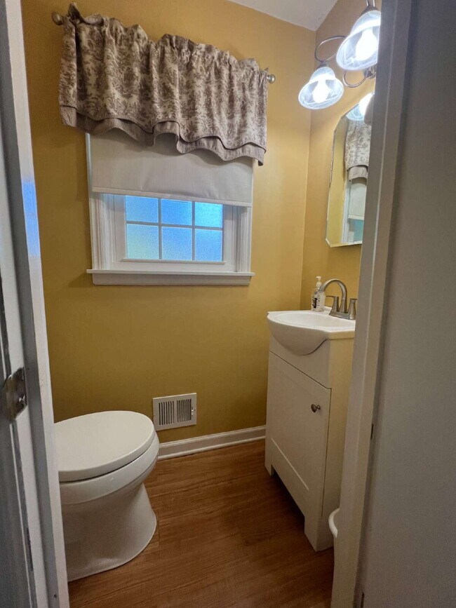 Building Photo - Lovely One Level House in SW Roanoke! 3 Bd...