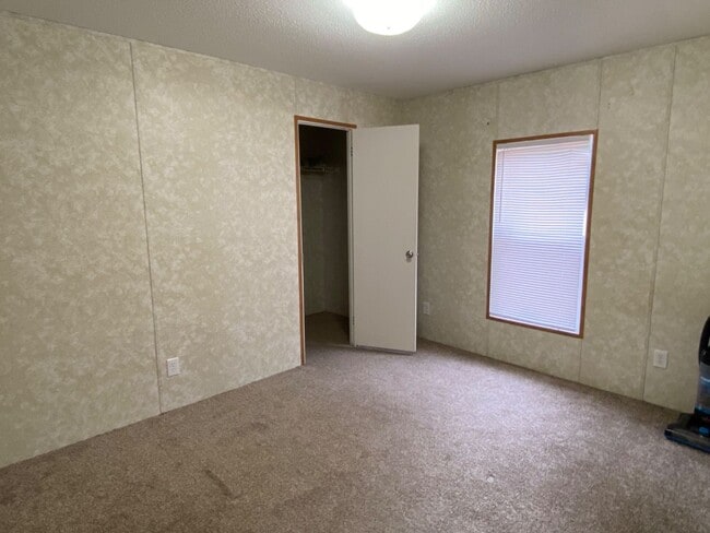 Building Photo - Newer 3 bedroom, 2 bath manufactured home ...