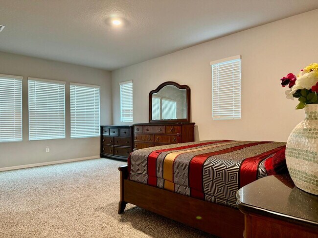 Building Photo - Spacious 4-Bedroom Corner Townhome with Loft & Lake Views in Ocoee