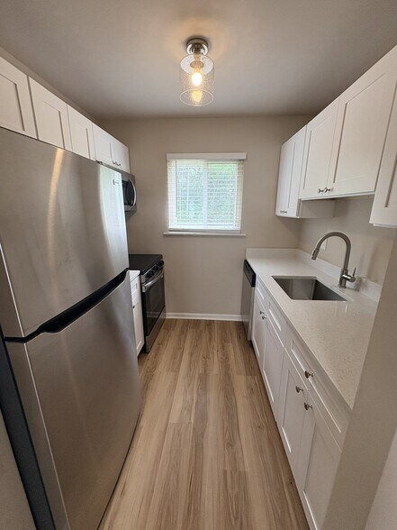 Building Photo - 200 Kilby Shores Dr