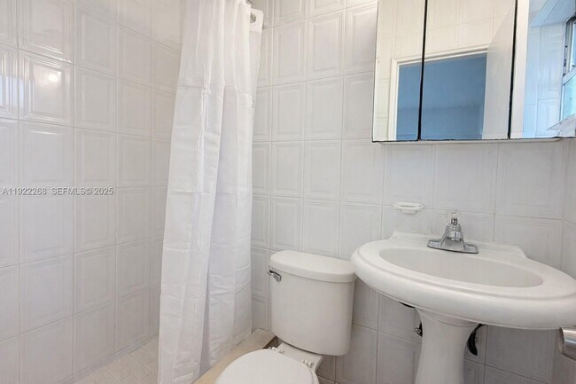 Building Photo - 1525 NE 110th Terrace