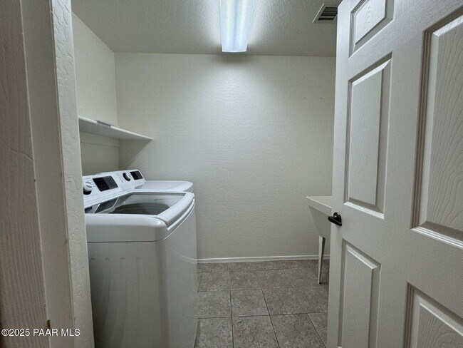 Building Photo - 7015 E Lantern Ln W