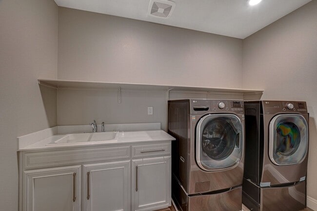 Building Photo - Mira Villa