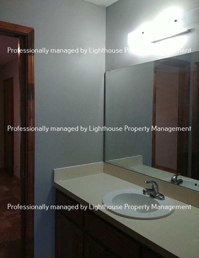 Building Photo - Relaxing townhome in Arlington with covered parking