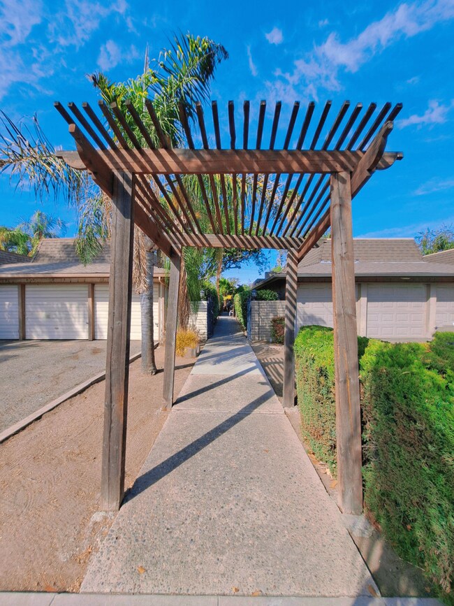 Building Photo - 132-6 Dayton