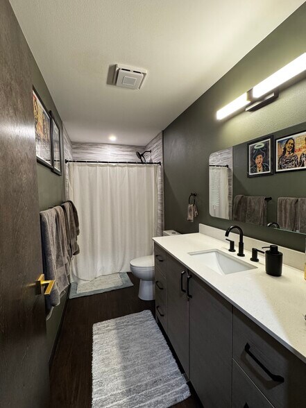 Full bath, walk-in shower - 6810 Topaz Dr SW