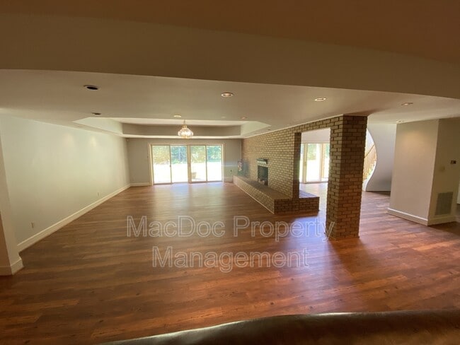 Building Photo - 11225 N Club Dr