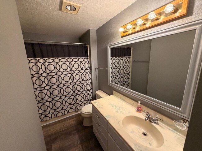 Building Photo - Private and quiet 3BD, 2 BA w/ 2 car garage near Fedrickson!