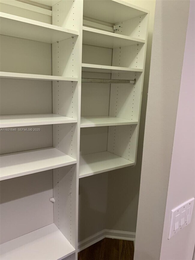 Building Photo - 2518 Bay Pointe Ct