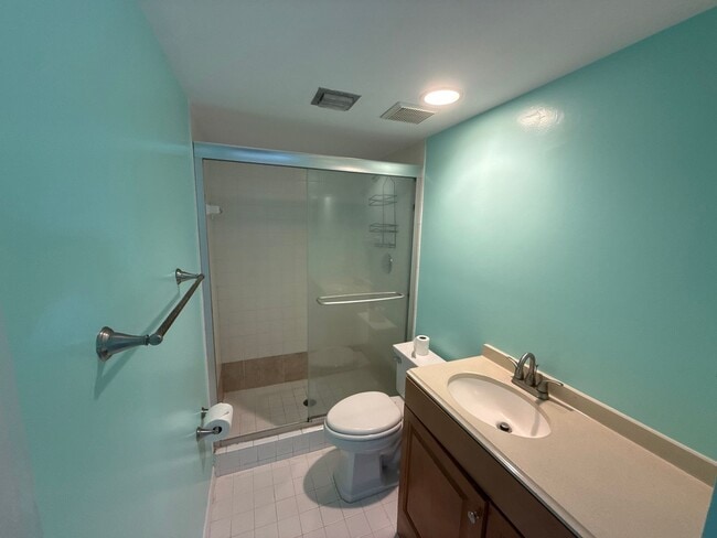 Building Photo - Family Friendly 3 Bedroom Townhome Style C...