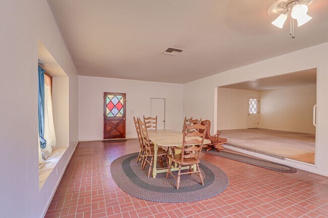 Building Photo - 2301 Faye Ln