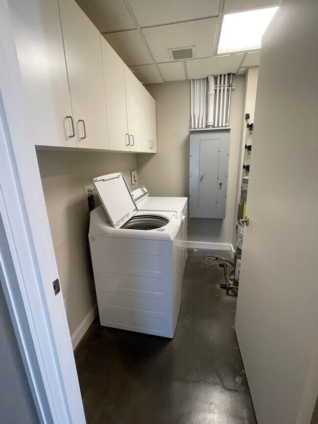 Building Photo - Unit 1105 - First Security Center
