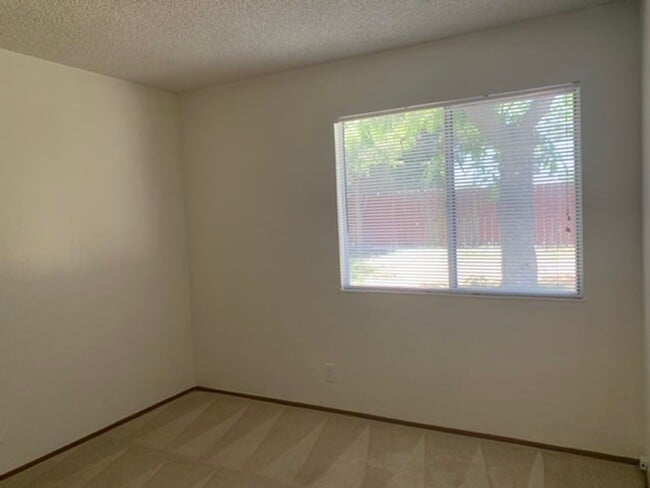 Building Photo - 4 Bed/2 Bath Spacious Home with Big Backyard and New Laminate & Carpet - Union City