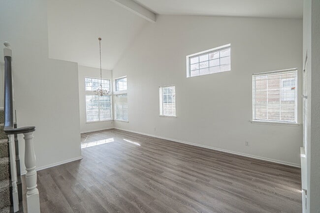 Building Photo - Charming Castaic Home