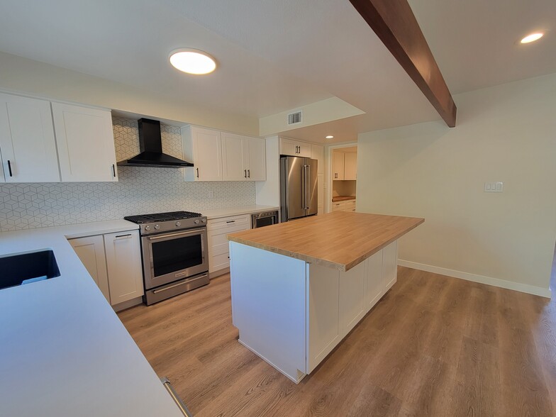 Building Photo - 11 Meadowsweet Way