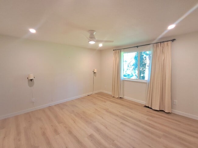 Building Photo - $2,595 - 4 Bed / 3 Bath Home with Fully Fe...