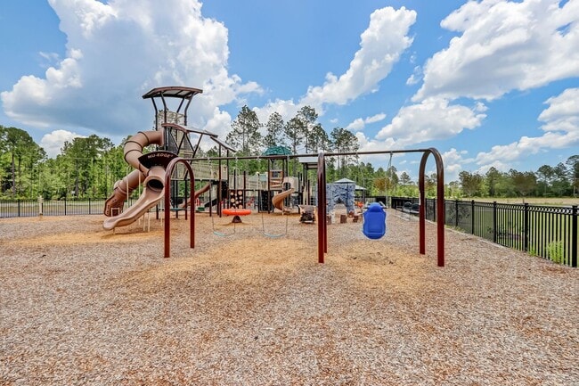 Building Photo - Nearly New 2BR/2.5BA Townhome – Great Loca...