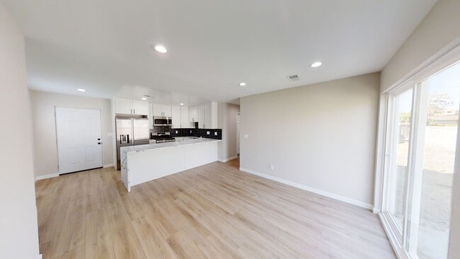 Building Photo - Beautiful 4BD/2BA (Lease out, pending sign...