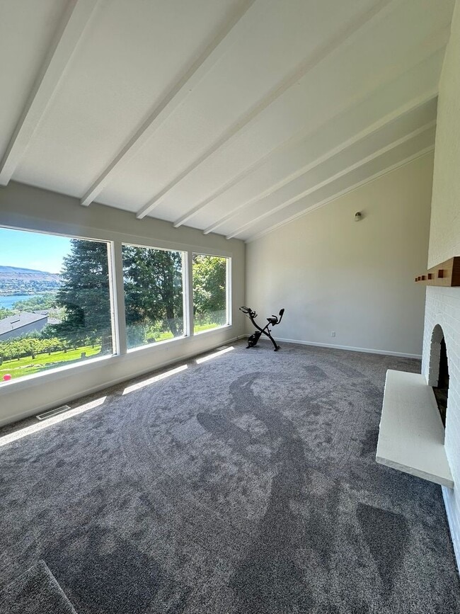 Building Photo - Stunning 3 Bedroom and 3 Bathroom Home, La...