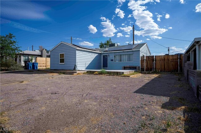 Building Photo - 550 Karen Way