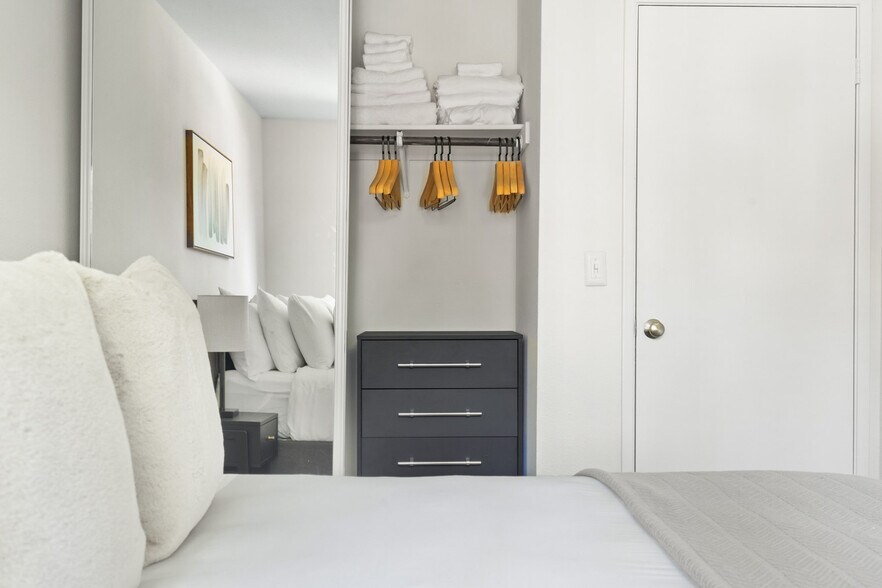 Building Photo - 1600 Villa St