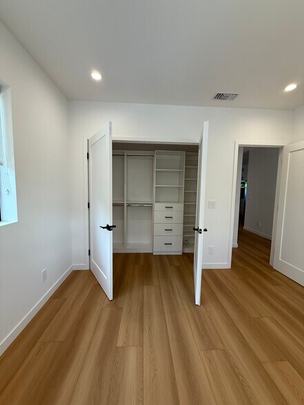 Building Photo - 9213 White Oak Ave