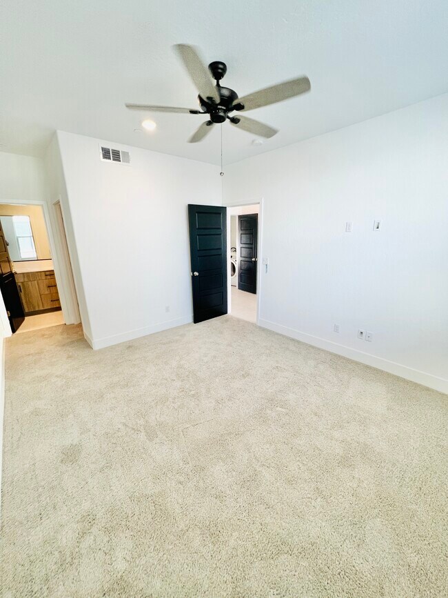 Building Photo - 2821 E Tamarind Dr