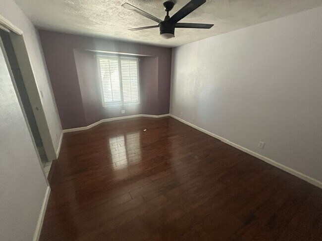 Building Photo - 3 Bedroom 2 Bathroom Centrally Located Near Shopping and Restaurants!