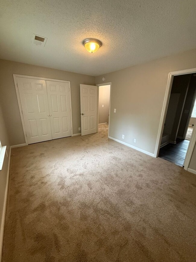 Building Photo - Spacious 2 Bedroom Duplex Near MTSU!