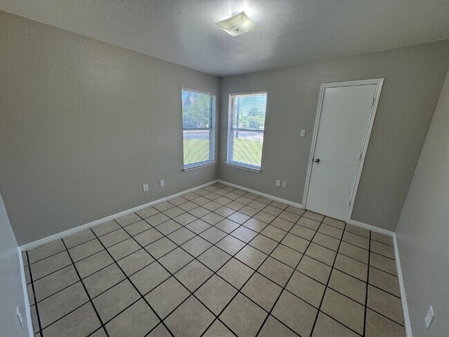 Building Photo - 2-Bed 2-Bath 1-Car Garage easy access to W...