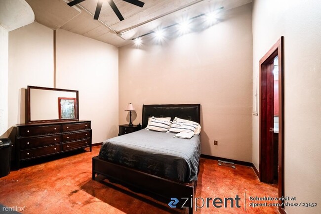 Building Photo - 1 br, 1.5 bath Condo - 2205 McKinney Stree...