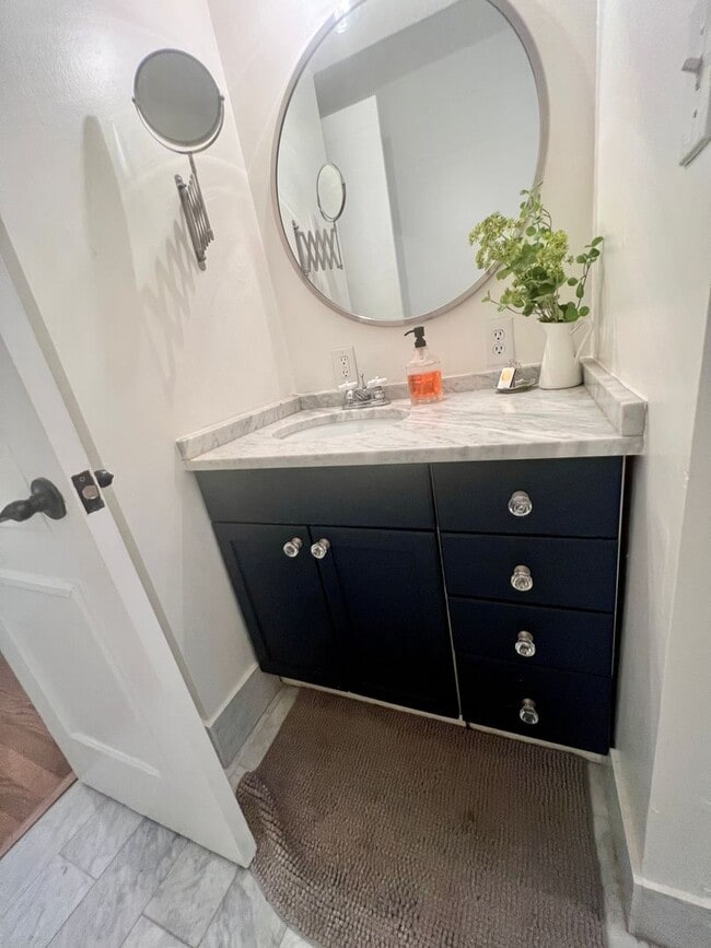 Building Photo - FULLY FURNISHED 2/2 OLD NE BUNGALOW