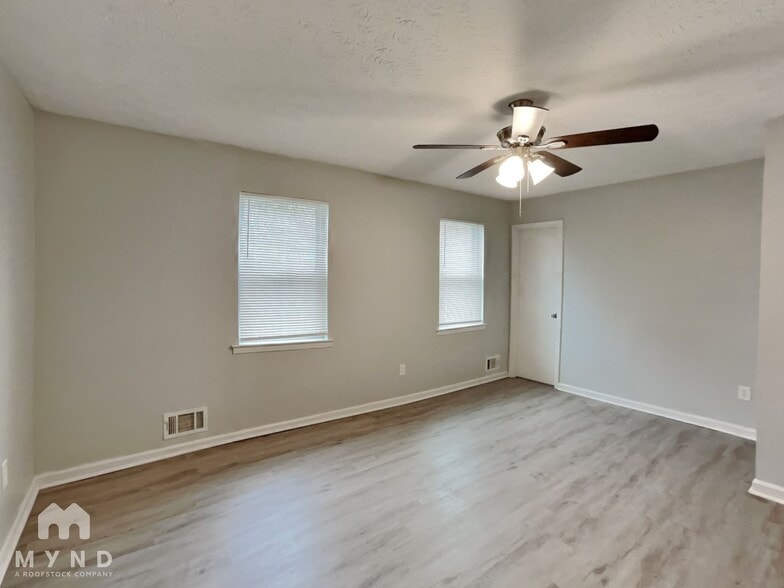 Building Photo - 2870 Woodhollow Ln