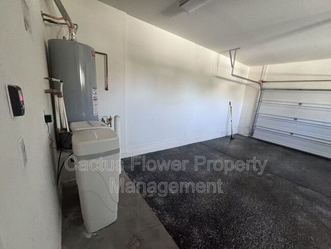 Building Photo - 2734 S Santa Rita