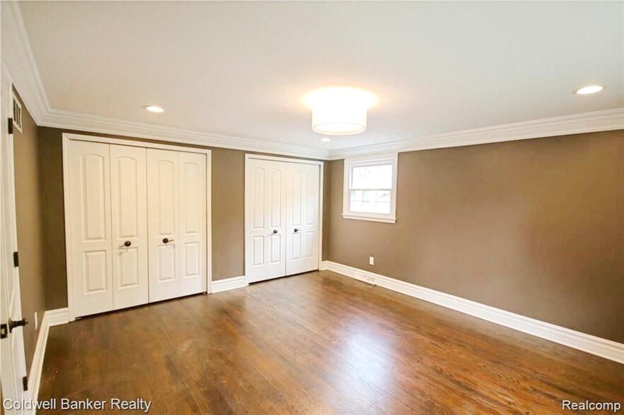 Building Photo - 669 Mohegan St