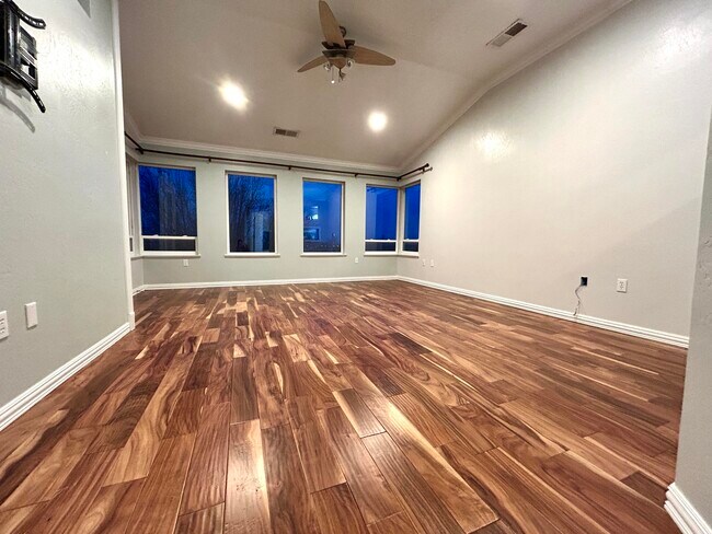 Building Photo - 1001 Pinzon St NW