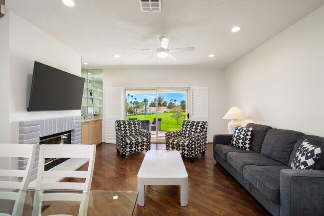 Building Photo - 270 Vista Royale Cir E