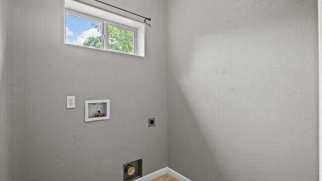 Building Photo - Spacious 3-Bed Ranch Home w/ 3-Car Garage & RV Parking In Quiet North Grand Junction Neighborhood