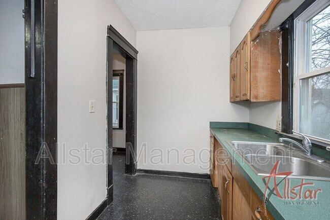 Building Photo - 2045 W 89th St